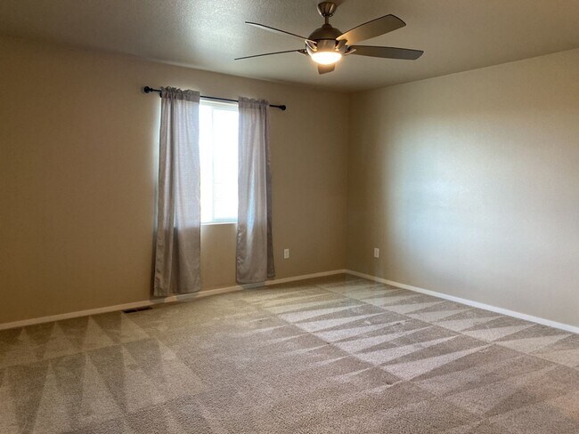 Building Photo - Beautiful Townhome 3-Bedroom / 2.5-Bath Near Walking Trail, Park