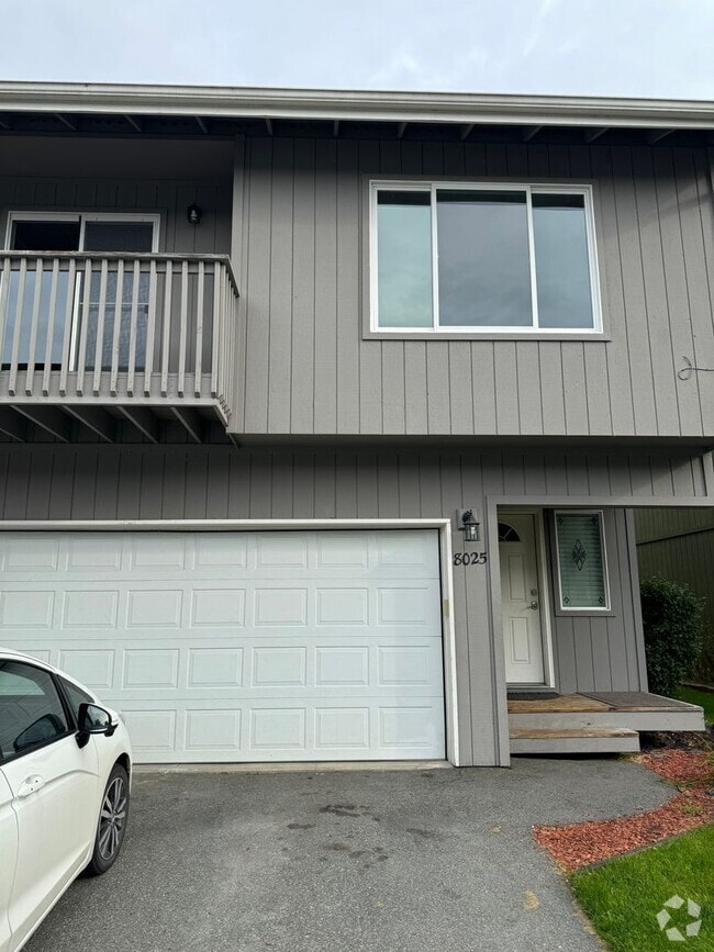 Building Photo - Beautifully updated 3 bed/2 bath townhome