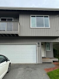 Building Photo - Beautifully updated 3 bed/2 bath townhome