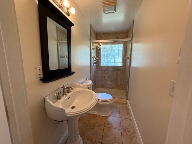 Building Photo - 401 Orchard Dr