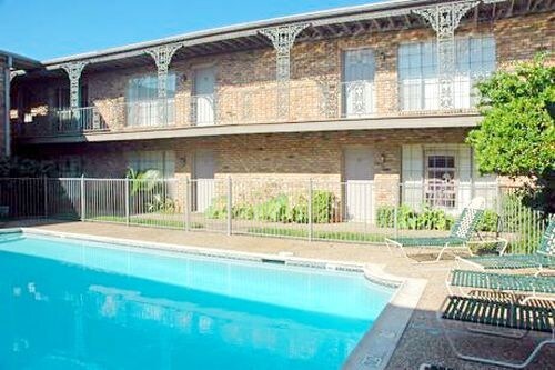 Building Photo - 2313 Fountain View Dr