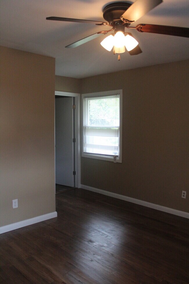 Building Photo - Ireland Dr. area