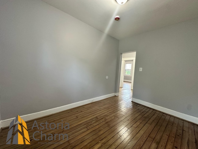 Building Photo - 4 bedroom 1 bath or 3 bedroom + den AVAILA...