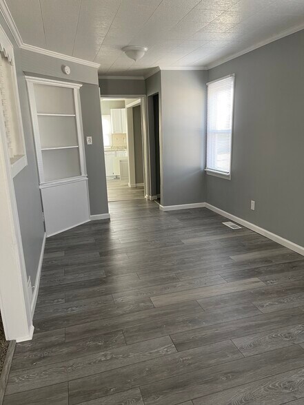 Dining Room - 3411 W Mott Ave