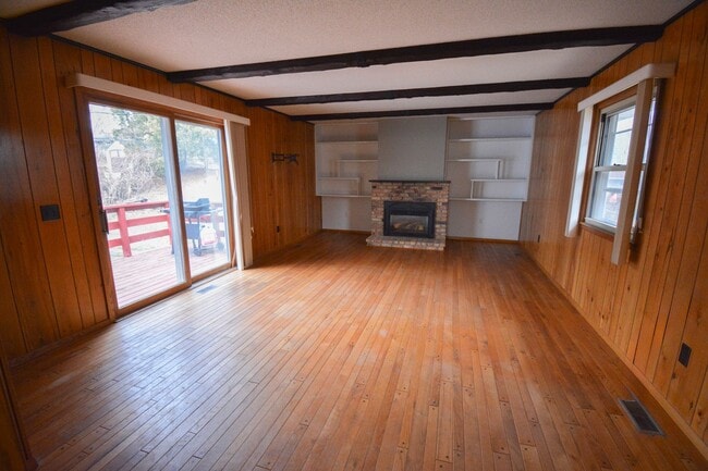 Building Photo - Absolutely pristine, unique multi-level floor plan