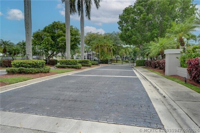 Building Photo - 8171 Hampton Wood Dr
