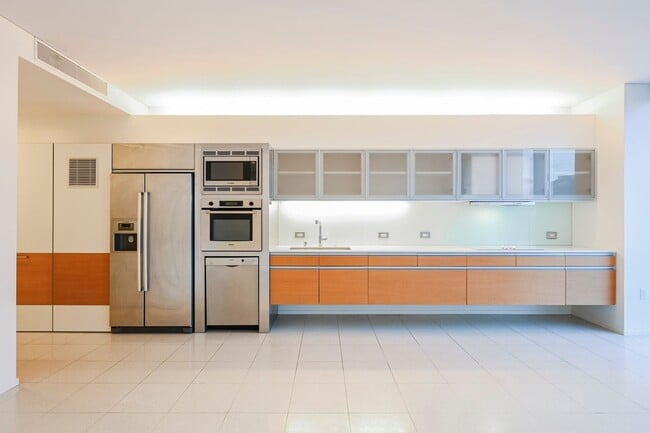 Building Photo - Studio with incredible views of the Strip!