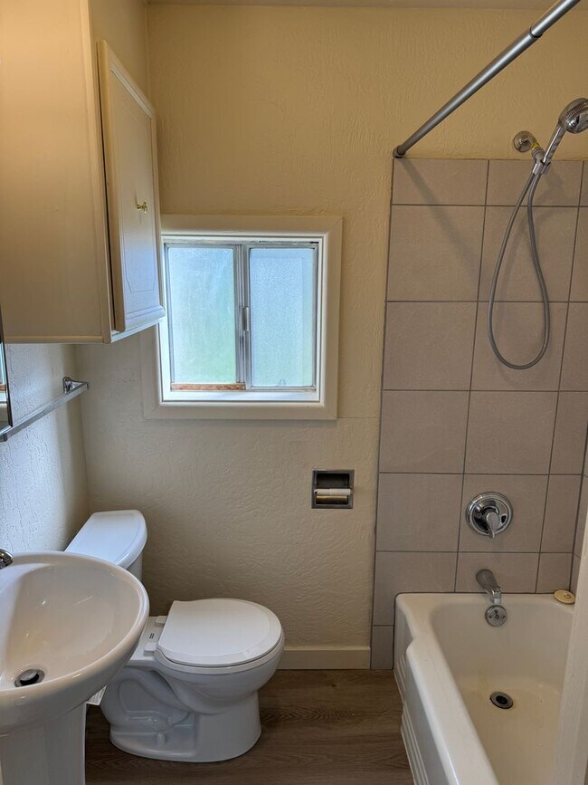 Building Photo - Freshly updated 2 bed, 1 bath house in Lowell