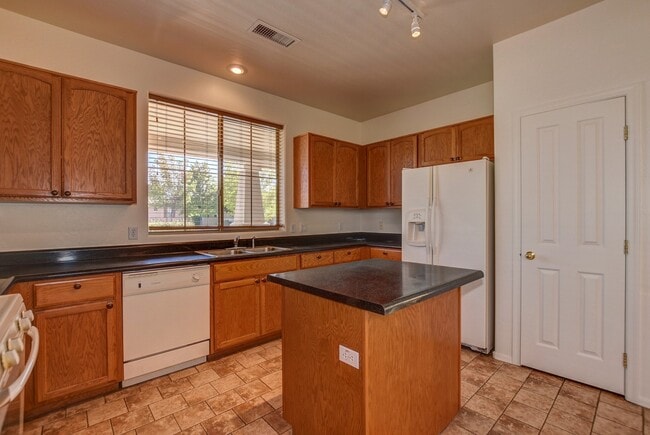Building Photo - Upgraded 3 bed 2 bath StoneRidge Beauty!