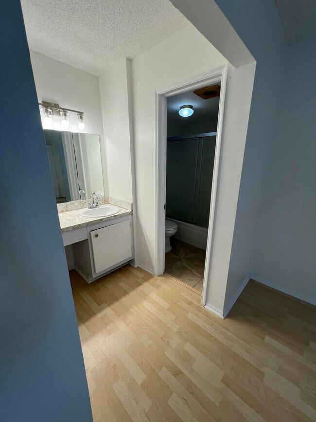 Building Photo - 9470 Live Oak Pl