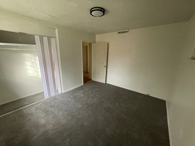 Building Photo - 319 Queen Margaret Ln