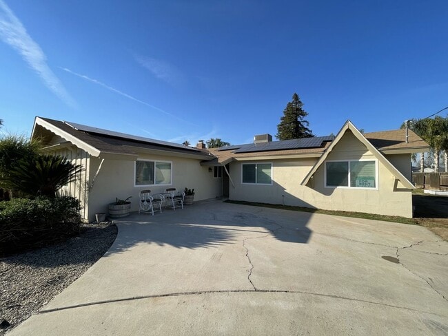 Building Photo - Spacious Country Home with Pool, Spa, and Solar! MOVE IN SPECIAL