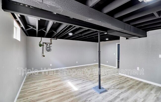 Building Photo - 9823 Meadowview Dr