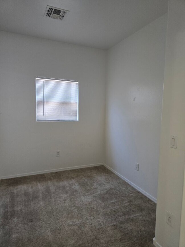 Building Photo - Large 4 bedroom home with Den - Corner lot...