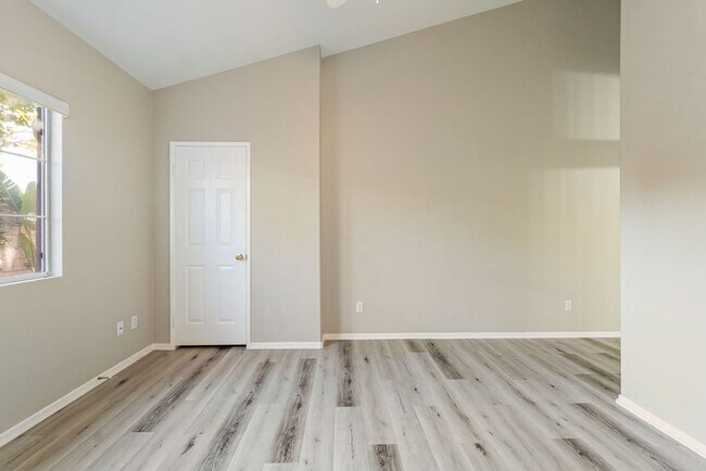 Building Photo - Gorgeous Town Home- Gated community- Pool