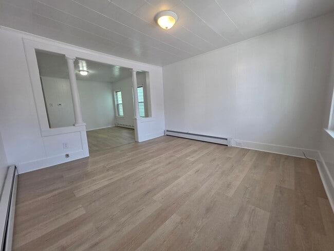 Building Photo - Beautiful Waterside 3 bedroom Single-Family Home - Catskill, NY