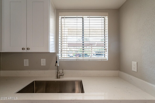 Building Photo - 11026 N 28th Dr