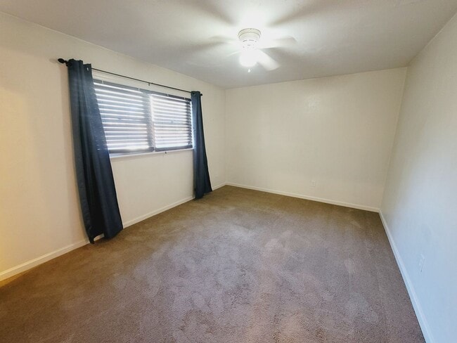 Building Photo - MIDTOWN 2/2.5 w/ Large Fenced Yard, Deck, Washer/Dryer, & Huge Bedrooms! Avail NOW for $1495/month!