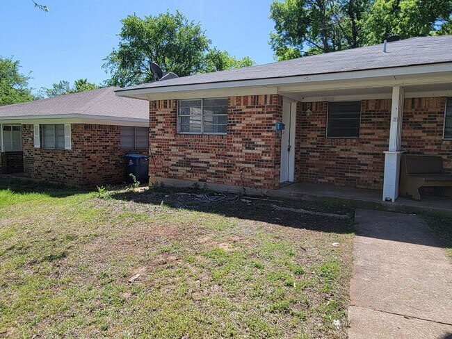 Building Photo - 3 Bedroom 1 bath Duplex!