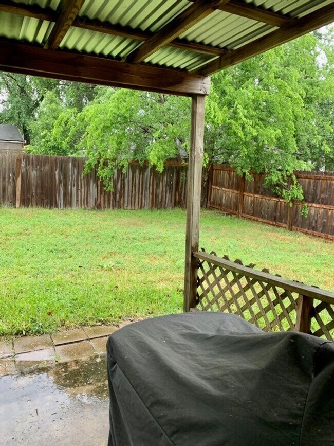 Building Photo - Bryan - 3 Bedroom - 2 Bath -1 vehicle garage - Fenced in back yard - House.