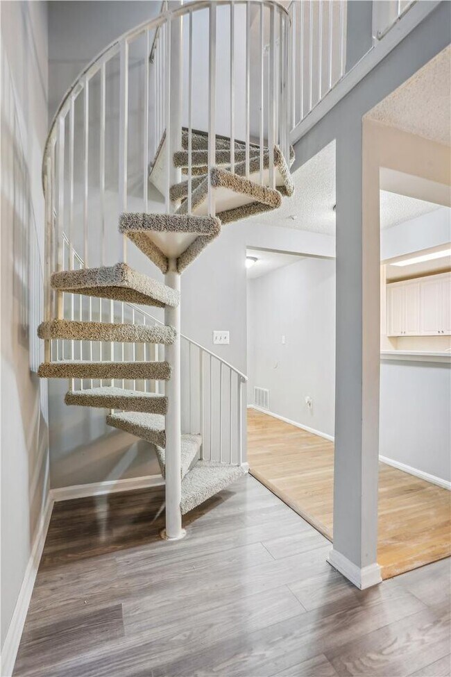 Building Photo - Great 3+2+ Loft in Germantown!