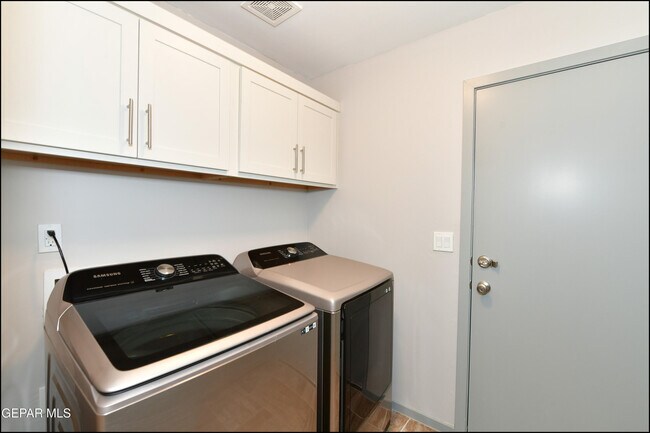 Building Photo - 13744 Flora Vista Ave