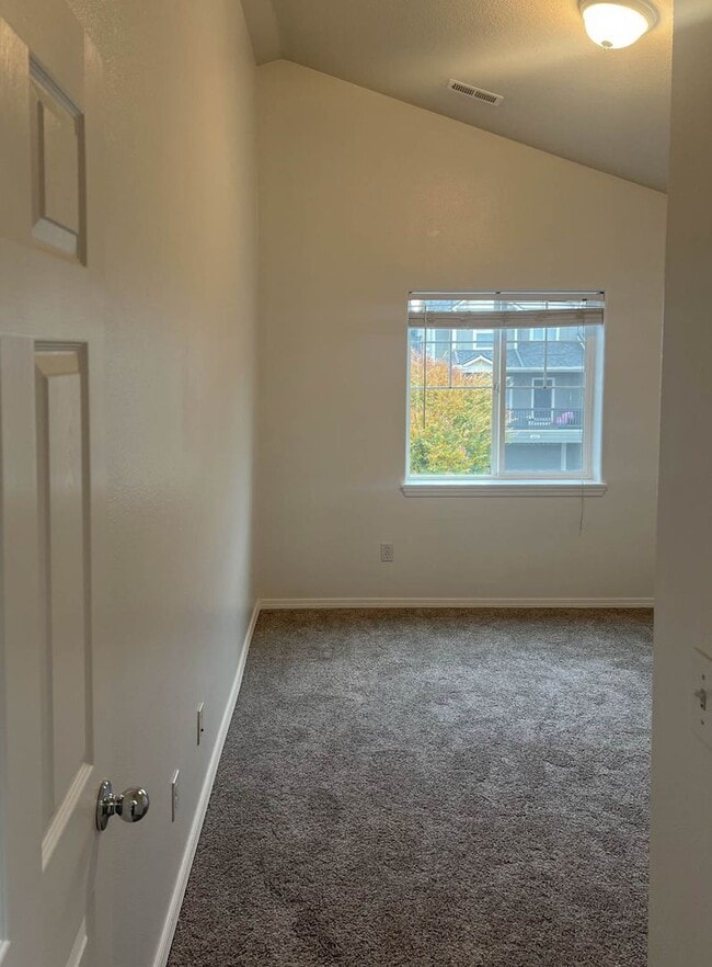 Building Photo - Beautiful West Linn Home in a Quiet, Desirable Neighborhood