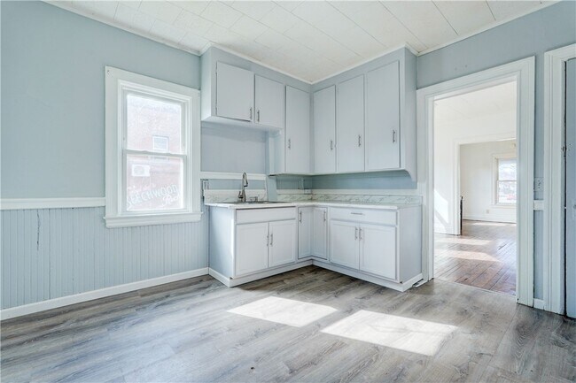 Building Photo - 459 Parsells Ave