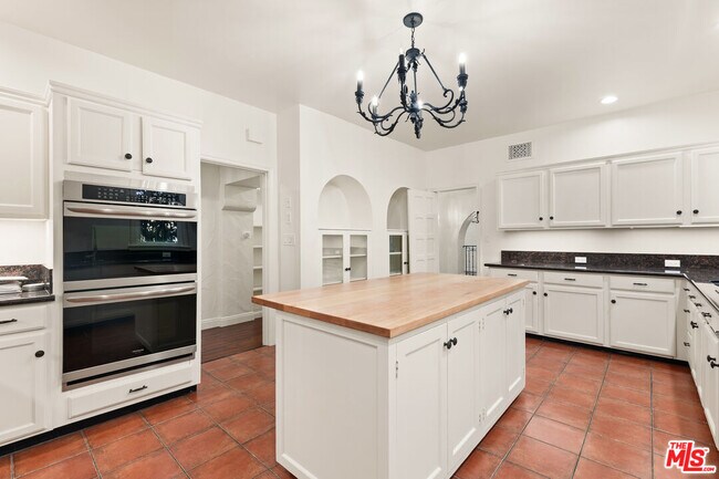 Building Photo - 258 S Orange Dr