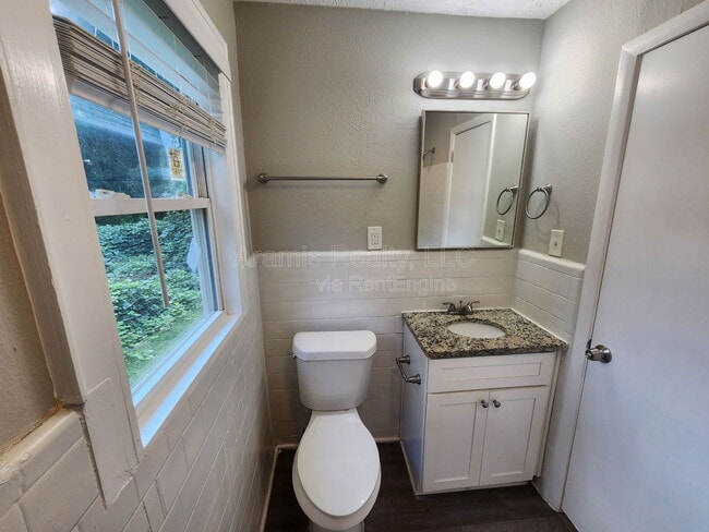 Building Photo - 2648 Santa Monica Dr NW