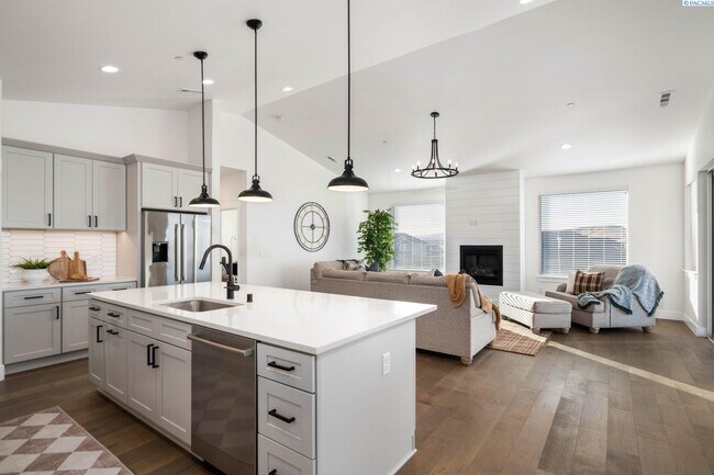 Building Photo - Generational suite w/separate entrance!