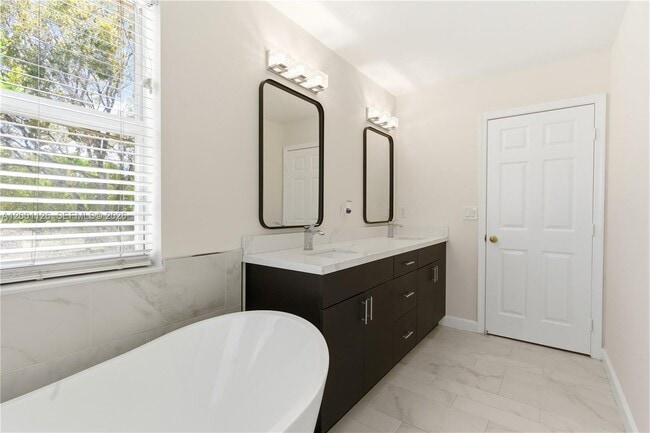 Building Photo - 4808 SW 157th Way