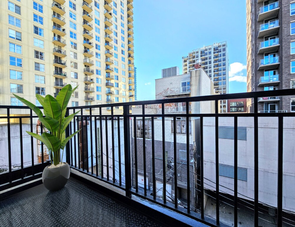 Building Photo - 1223 N La Salle Dr