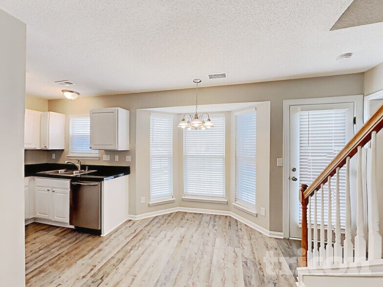 Building Photo - 5017 Gibbons Link Rd