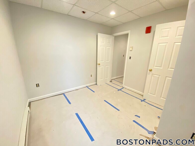 Building Photo - 77 Park Dr