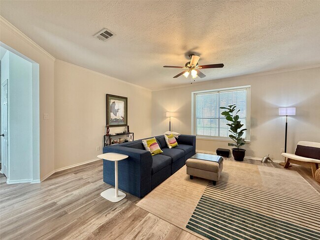 Building Photo - 2 Twin Feather Pl