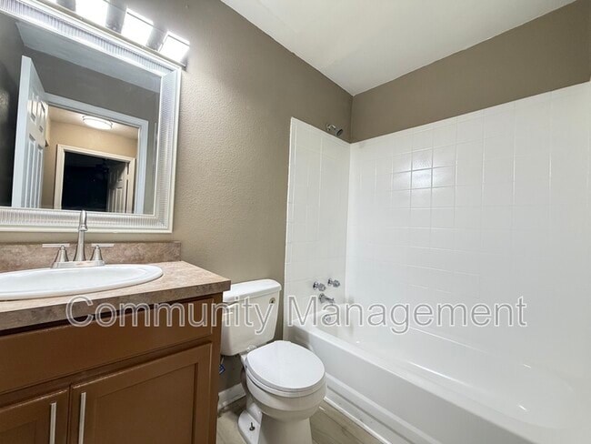 Building Photo - 2150 N Sherwood Forest Dr