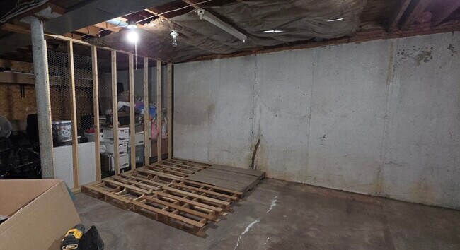 Building Photo - 3 Maple Ave