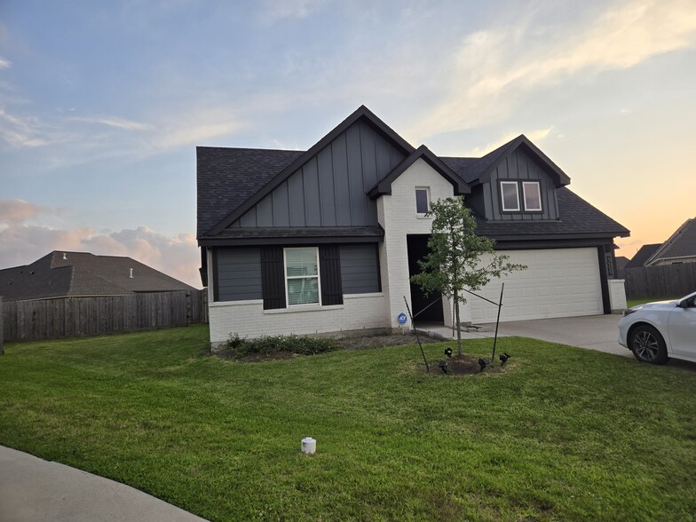 Building Photo - 3555 Crestfield Ln