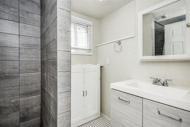 Building Photo - 701 Lakey St