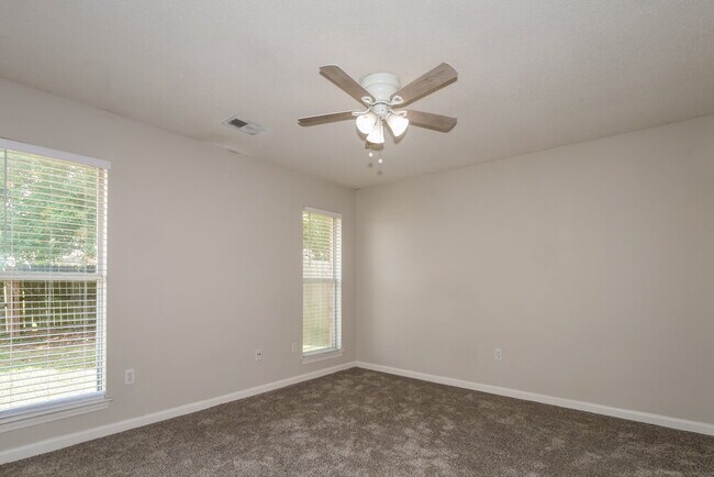 Building Photo - 5378 Russell Dr