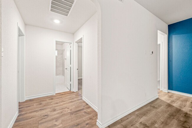 Building Photo - RED BIRD RANCH 3 BED 2 BATH  SINGLE STORY ...