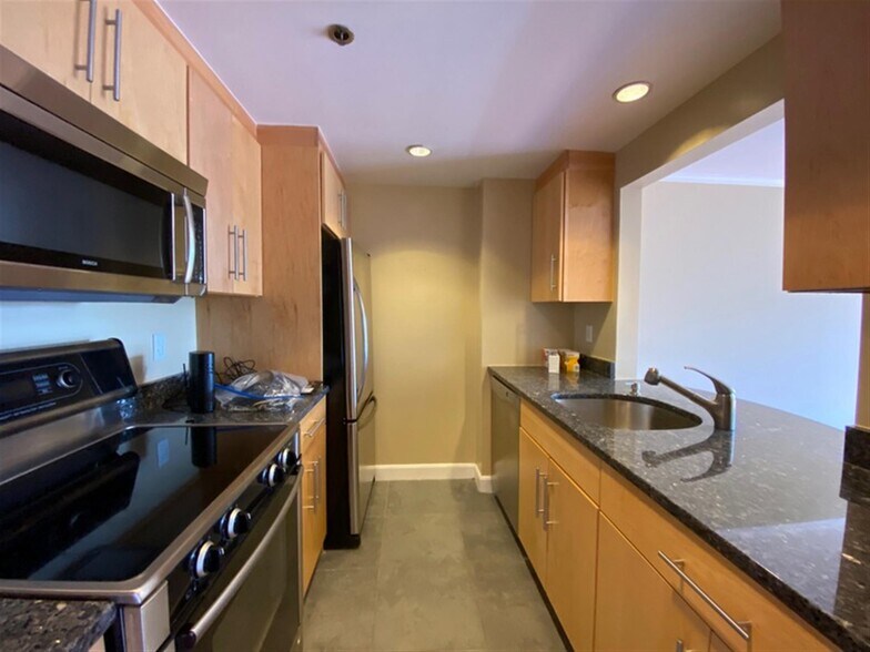 Building Photo - 931 Massachusetts Ave