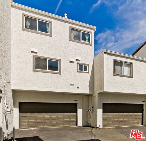 Building Photo - 1650 Palisades Dr