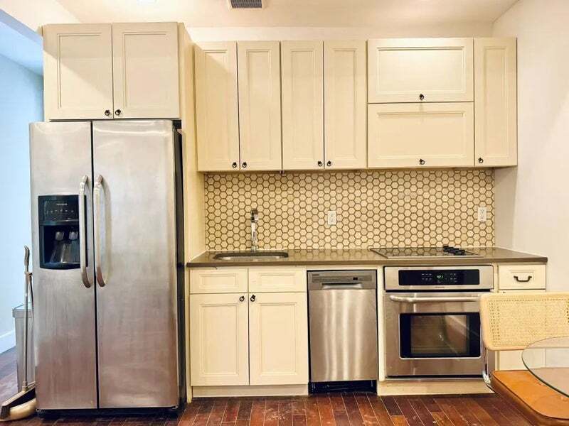 Building Photo - Furnished room/NOT APARTMENT
