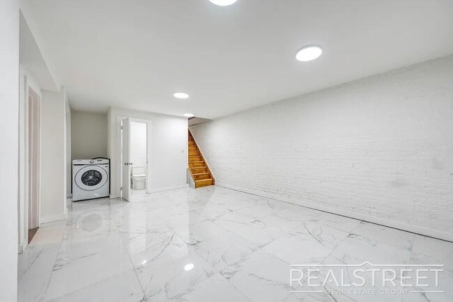 Building Photo - Massive 4BD/4BA Duplex with Office & Priva...