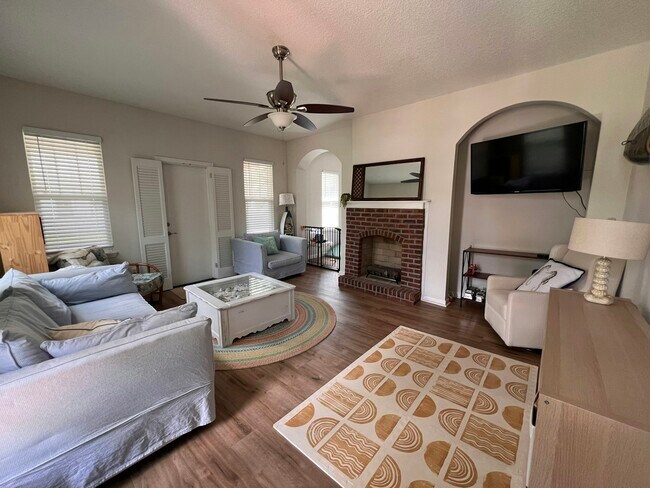 Building Photo - 4661 Astral St