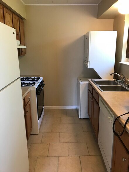 Furnished Kitchen - 5055 Ridglea Ln