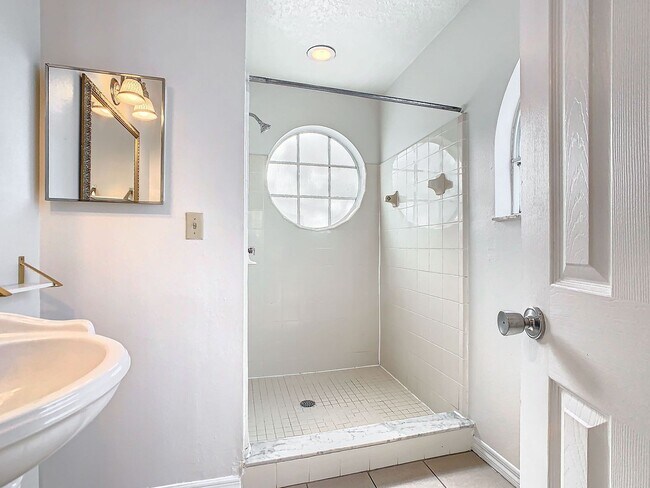 Building Photo - Pet Friendly 3 bedroom, 2 bathroom condo