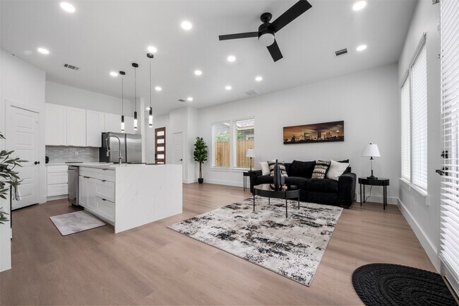 Building Photo - 6815 Paris St